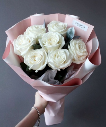 Fashion Flowers моно-букет в оформлении роза 7 шт 50 см