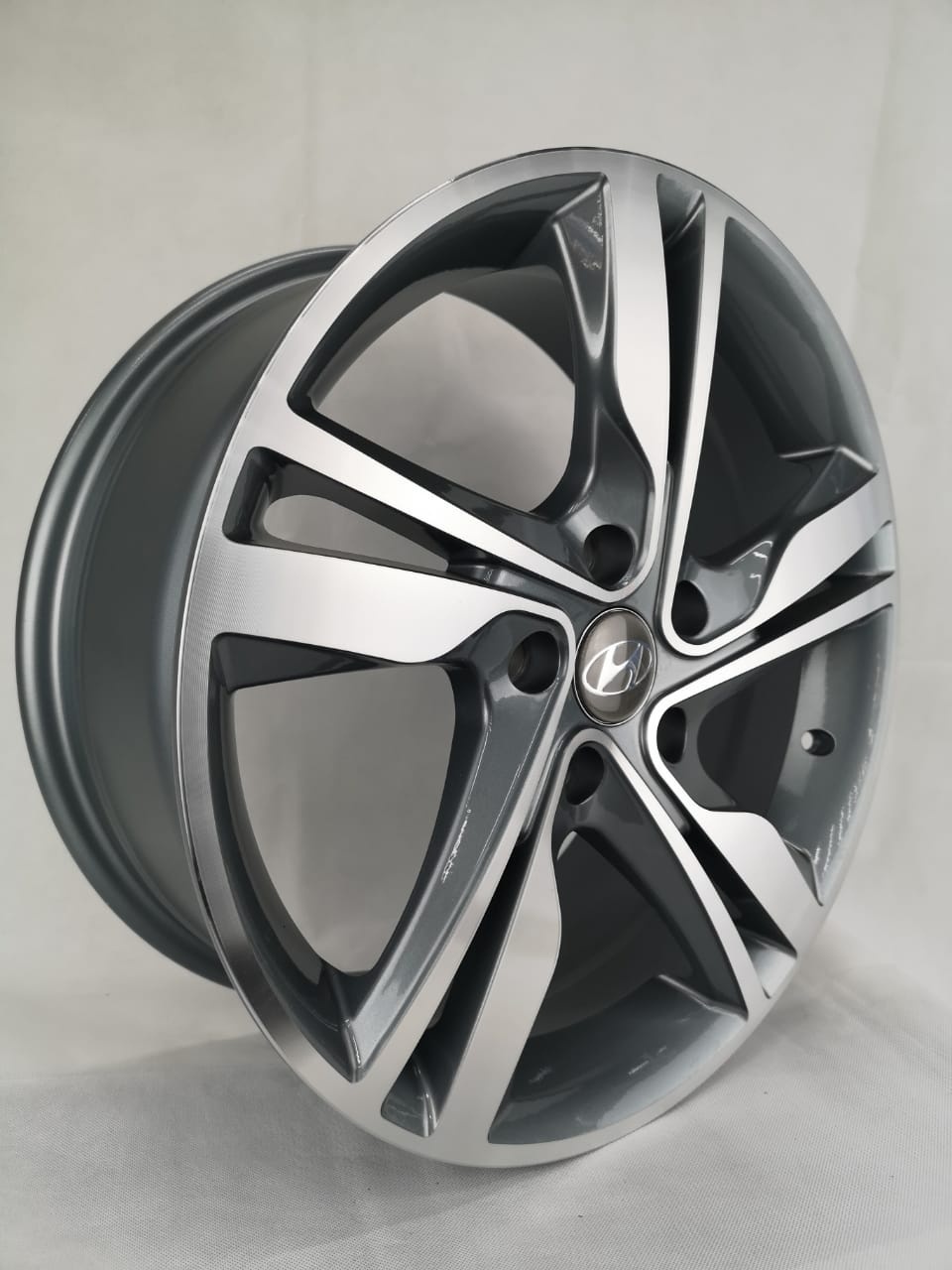 Hyundai 8975 7x17/5x114.3 D67.1 ET45 графит
