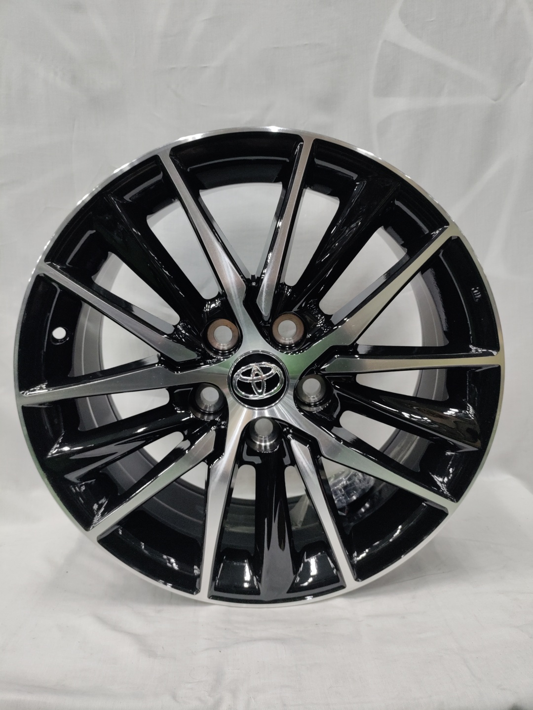 LKN Lkn2046 7.5x17/5x114.3 D60.1 ET45 серебристый, черный
