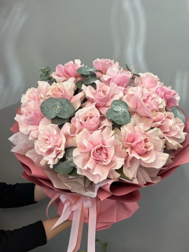 Rose.kz моно-букет в оформлении роза, эвкалипт 18 шт 50 см