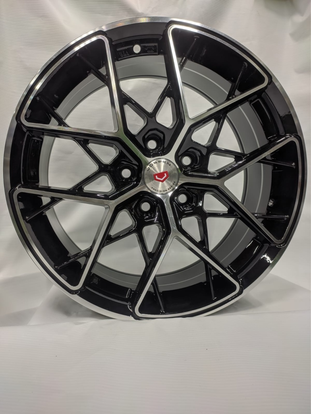 Replica 034 7.5x17/5x114.3 D73.1 ET35 черный, серебристый