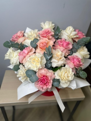 Rozarium композиция в коробке роза, эвкалипт 21 шт 50 см