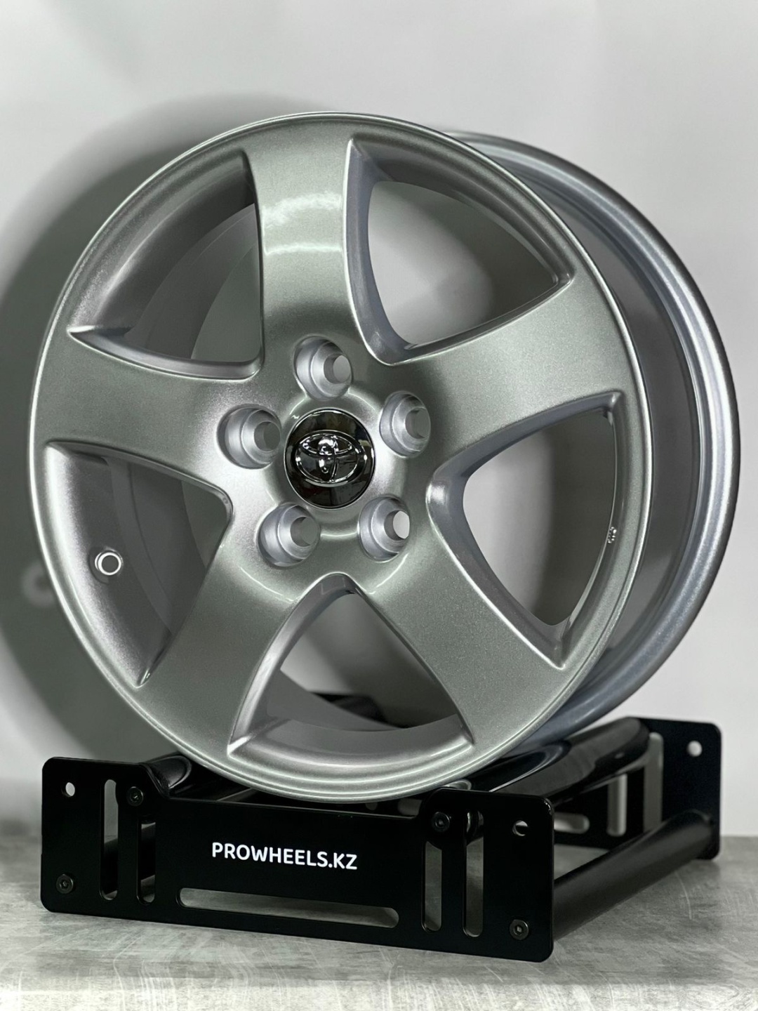 Pro Wheels 87752 6.5x16/5x114.3 D60.1 ET45 серебристый