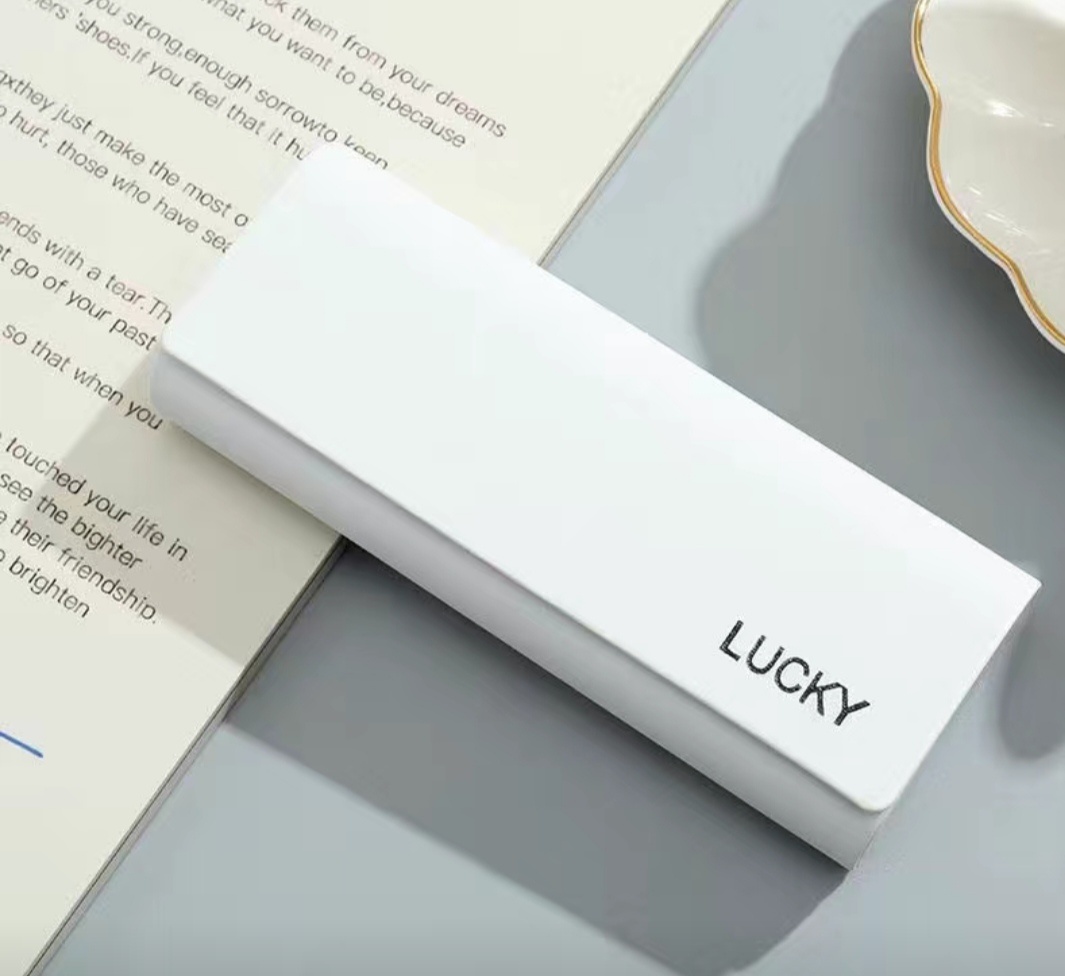 Жесткий футляр LUCKY MAN искусственная кожа, 6 x 15.5 см белый