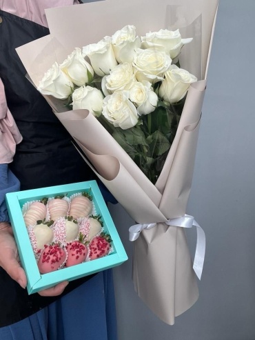 FloraLux моно-букет с ягодами роза 11 шт 50 см