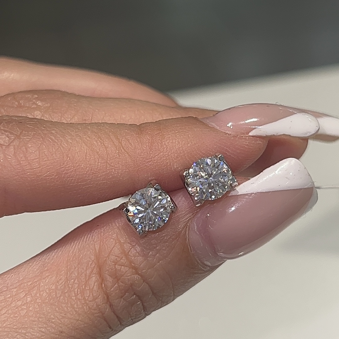 Пусеты Ipekyolu Jewellery 1 карат 0683-84-280623AY вес 2.1 г серебро, муассанит