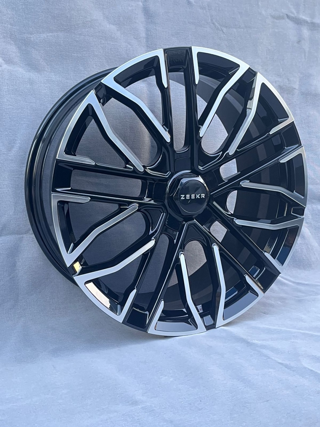 Zeekr 6061-T6 9x22/5x108 D63.4 ET35 черный, серебристый