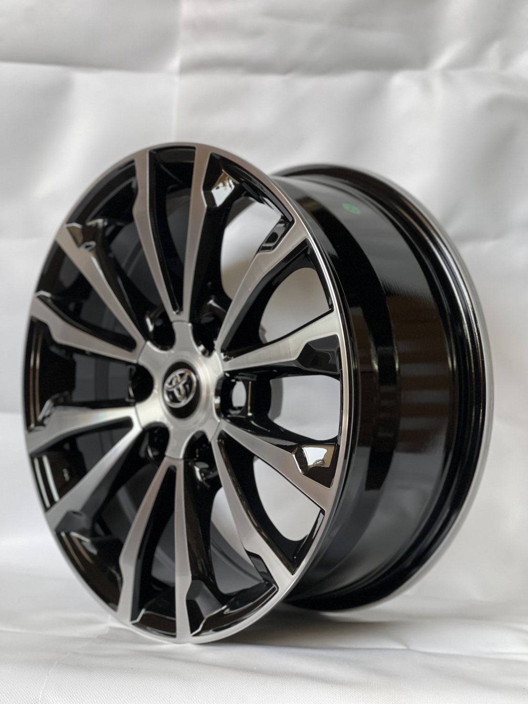 Toyota 5880 7.5x17/6x139.7 D106.1 ET25 черный, серебристый