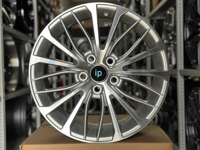 Toyota ip-0393 7x17/5x114.3 D60.1 ET45 серебристый