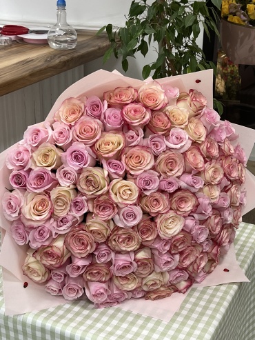 Flowers Center Astana моно-букет в оформлении роза 101 шт 60 см