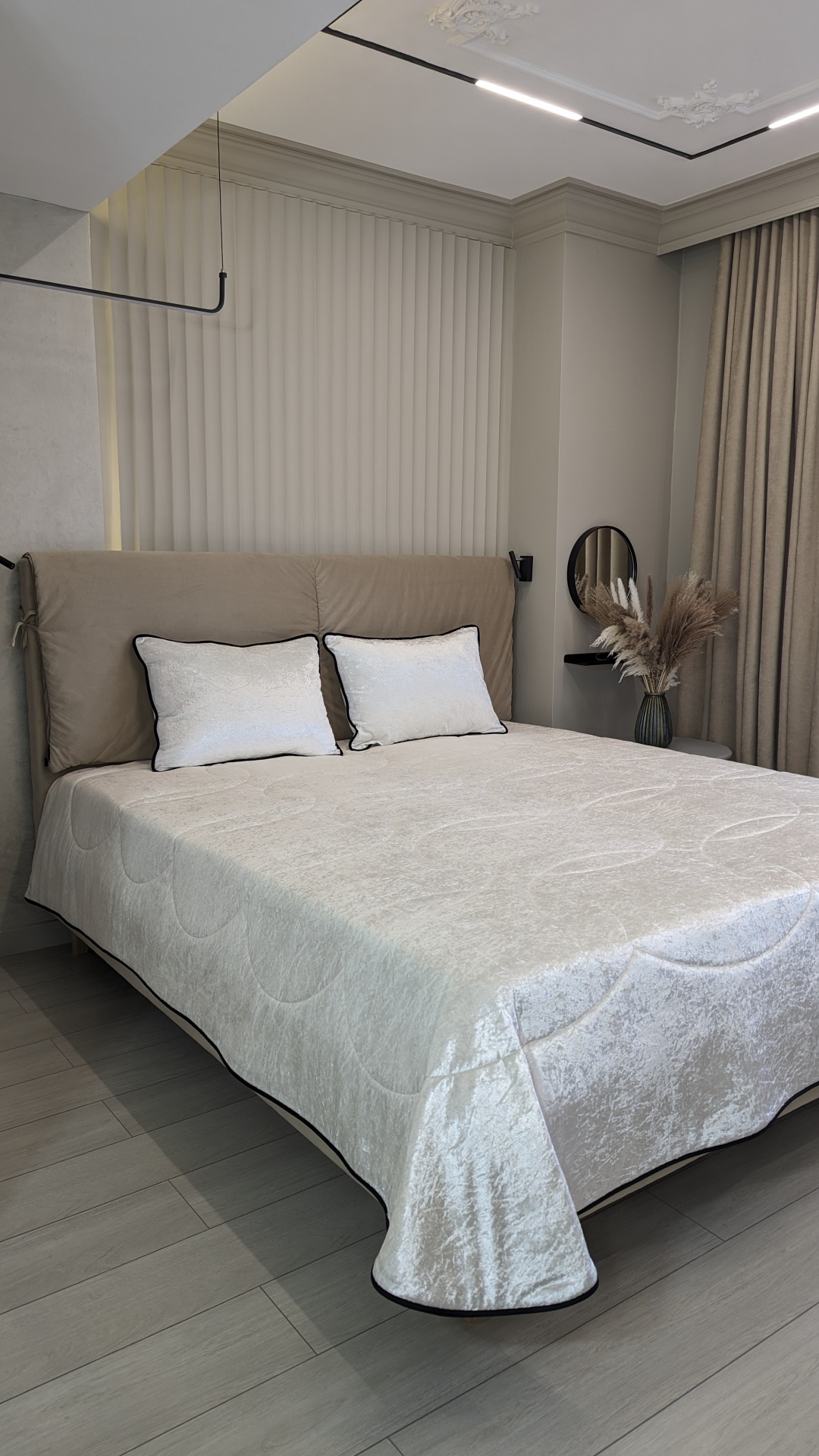 Покрывало с наволочками ASH TEXTILE 250х260 см, бархат, белый, черный