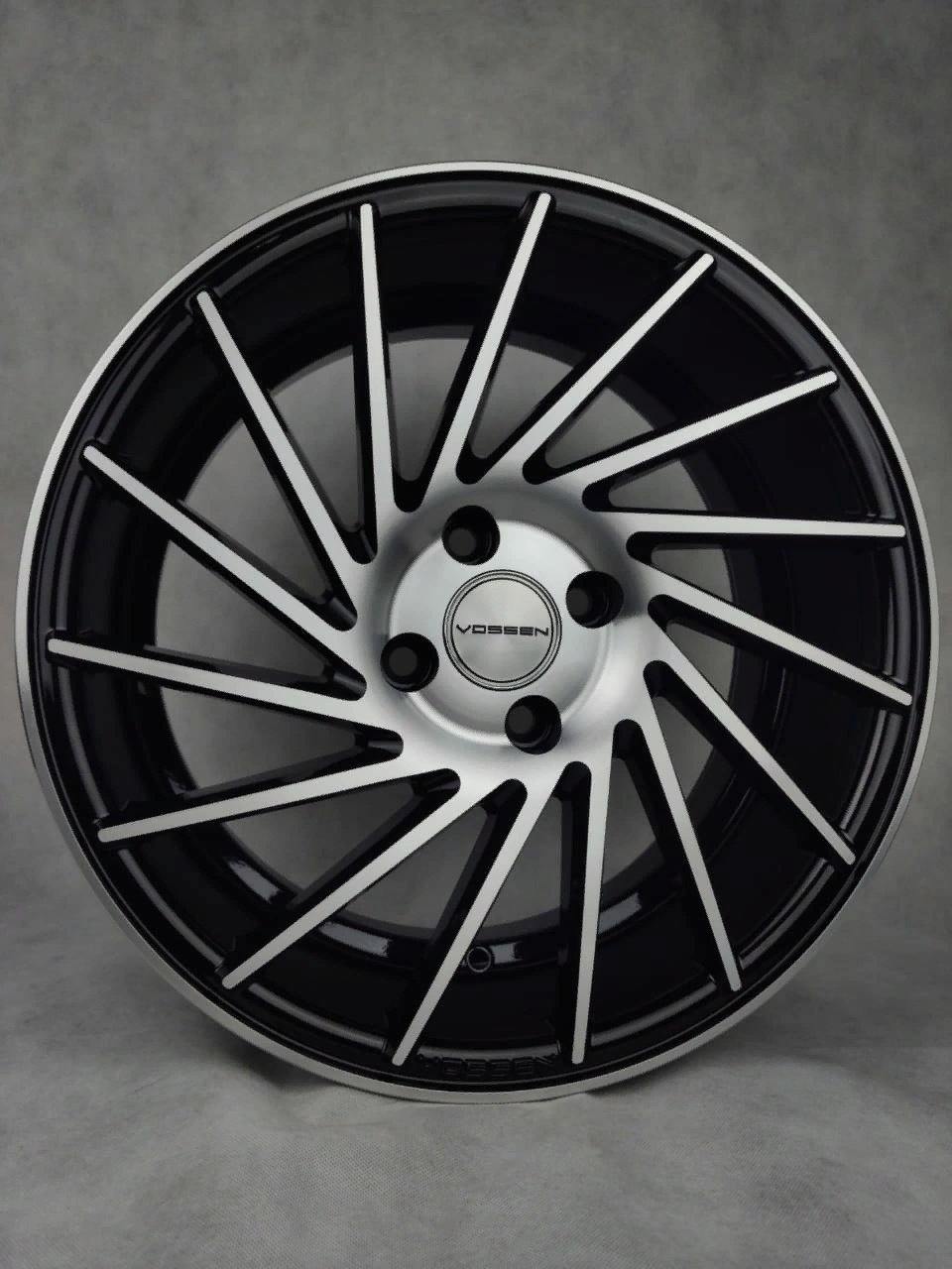 Vossen CVT2 7x16/4x100 D67.1 ET35 черный, серебристый