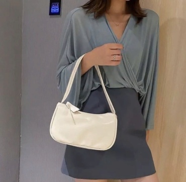 Сумка багет Omg shop искусственная кожа молочный