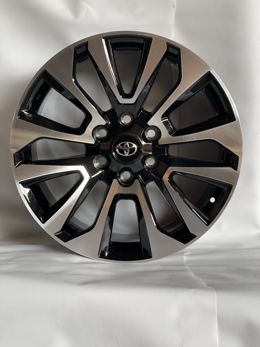 AC Bk704 7.5x17/6x139.7 D106.1 ET25 черный, серебристый