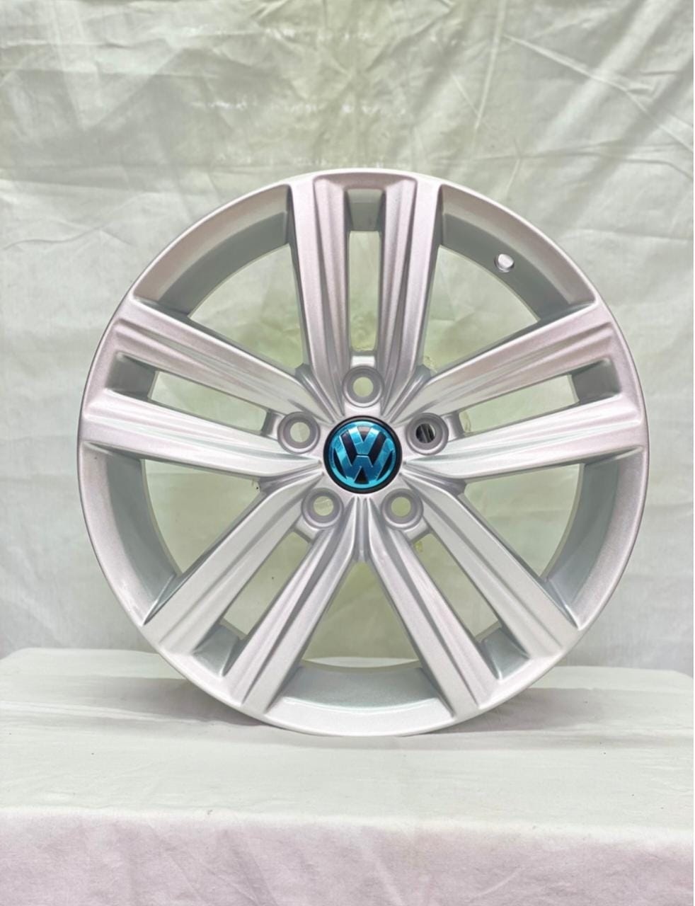 Volkswagen 0707 6x15/5x100 D57.1 ET40 серебристый