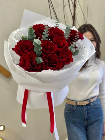 Buro Flowers моно-букет с открыткой роза, эвкалипт 9 шт 50 см