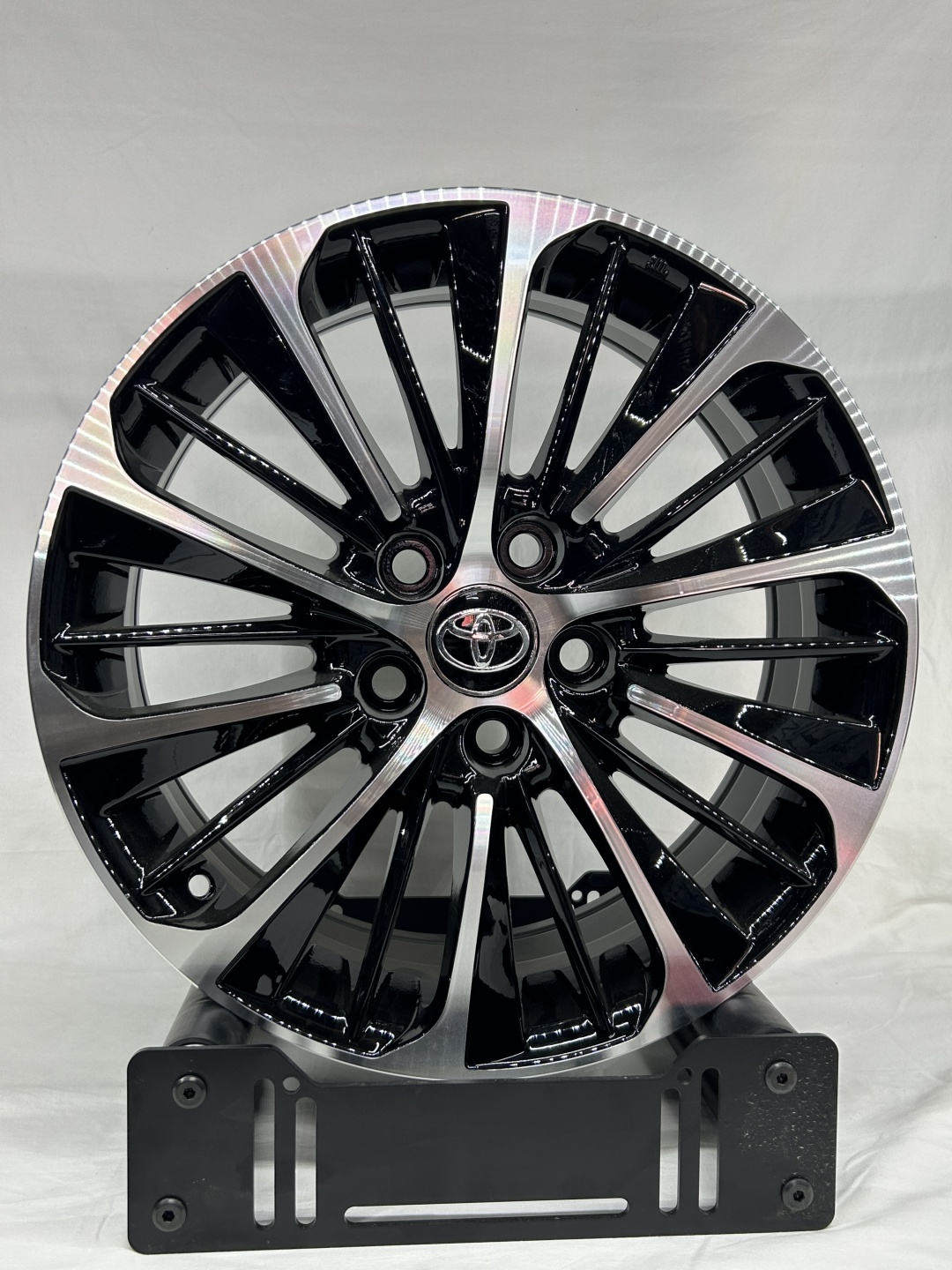 LKN Lkn6372 7x17/5x114.3 D60.1 ET40 4 диска черный, серебристый