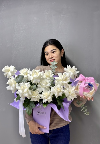 Dream Flowers композиция с бенто-тортом роза 13 шт 50 см
