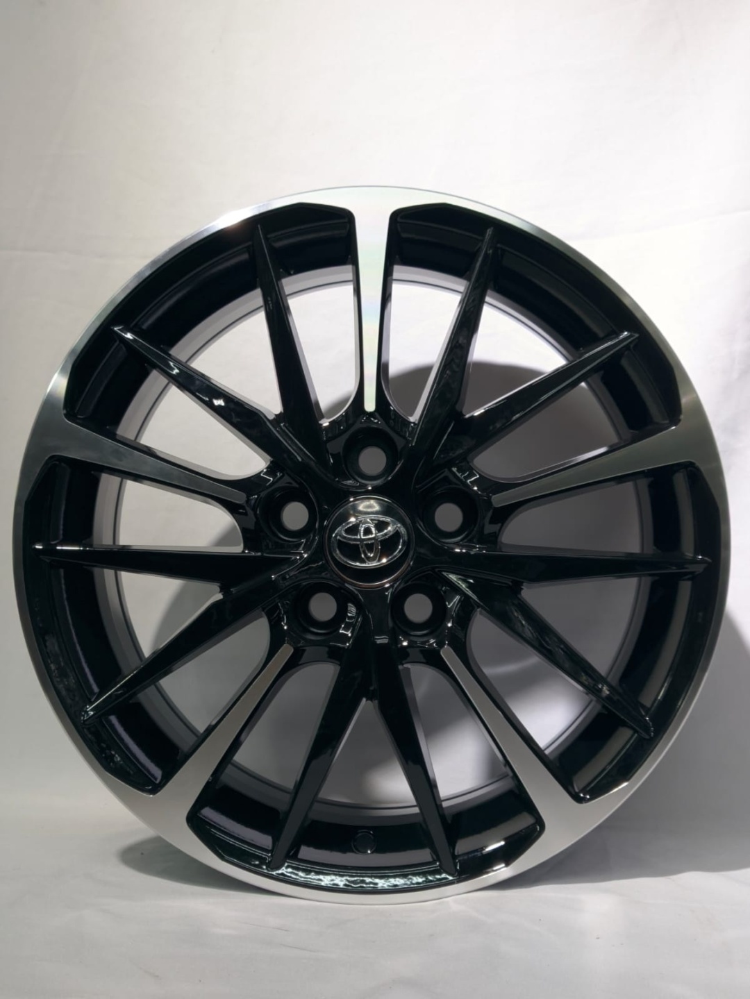 Replica 0184 7x17/5x114.3 D60.1 ET35 черный, серебристый