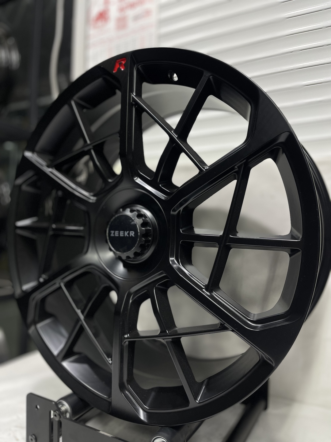 Zeekr Sport 001 9.5x22/5x108 D63.4 ET48 4 диска черный