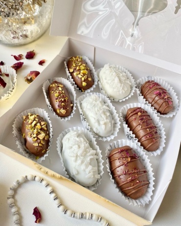 Joy box финики в шоколаде 12х12 см