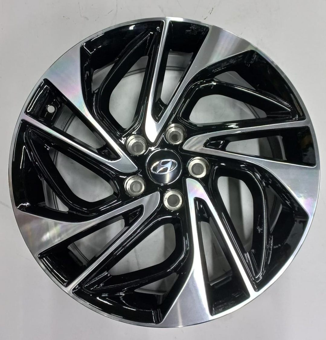 Hyundai 5518 7.5x18/5x114.3 D67.1 ET51 черный, серебристый