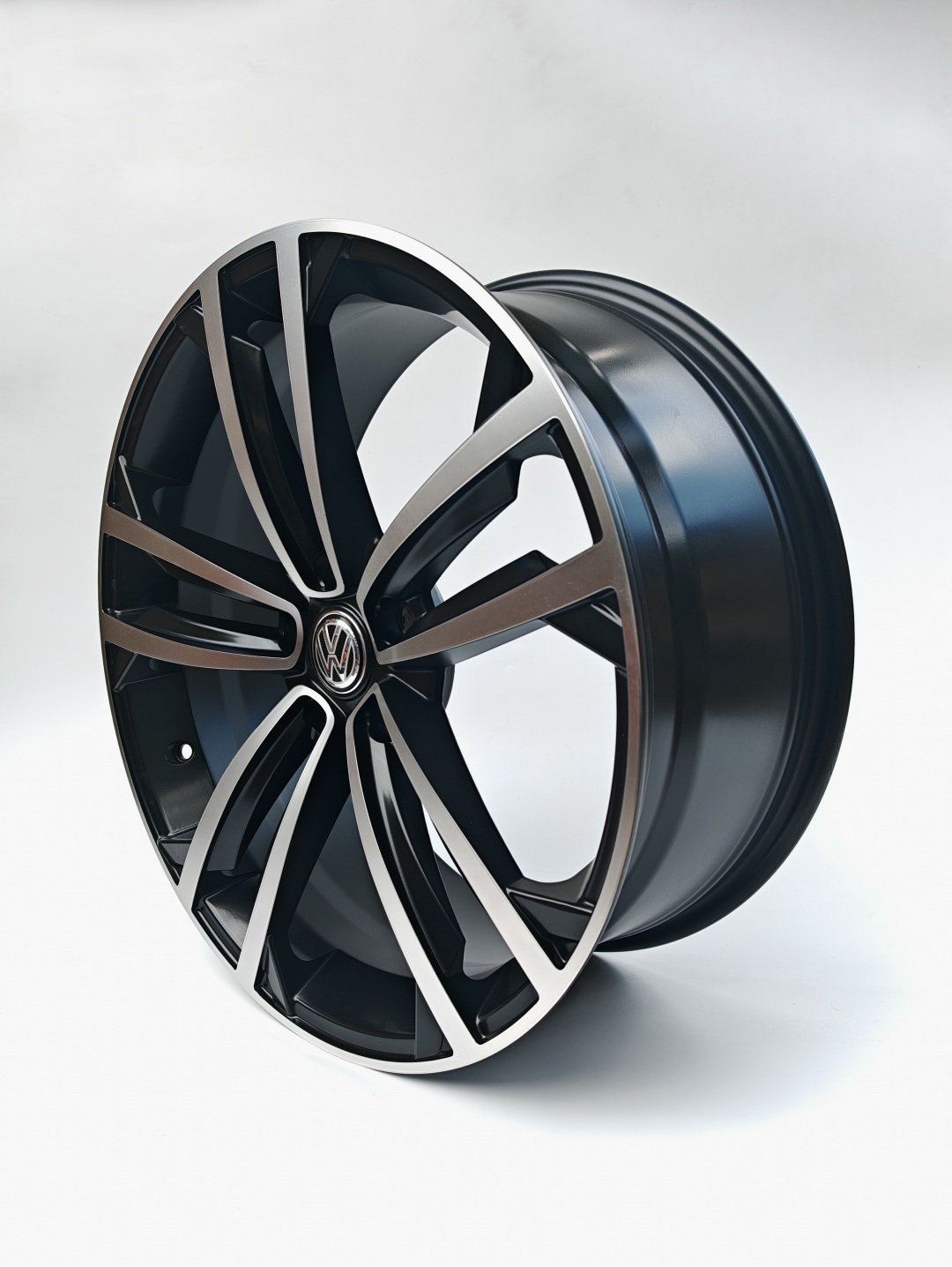 Volkswagen VGt7 8x19/5x112 D57.1 ET44 4 диска черный, серебристый