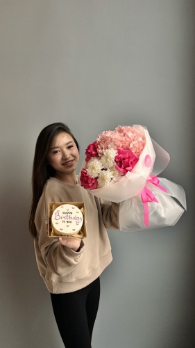 Chic flowers букет с бенто-тортом гортензия, роза, хризантема 5 шт 50 см