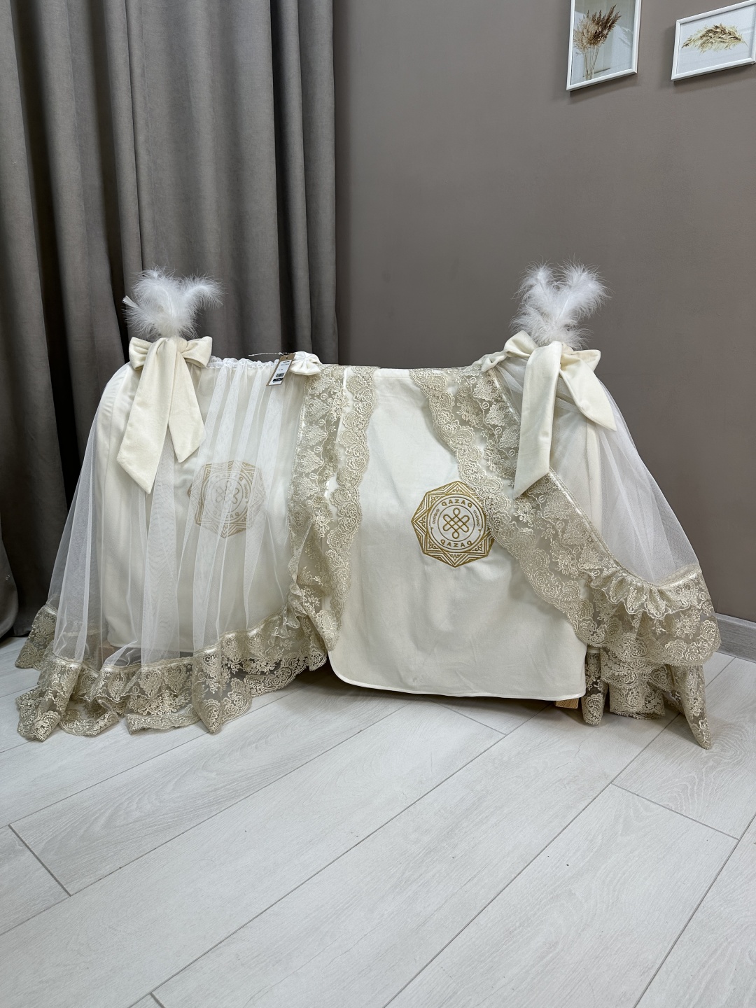 Қыз саусағымен мысықты сипады Жалаңаш Татьяна Ангелина