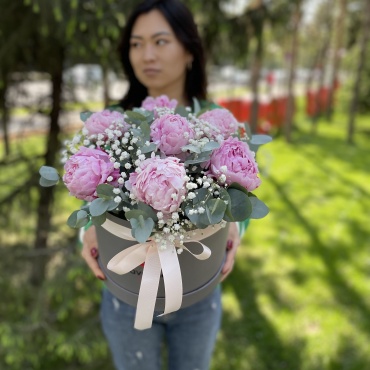 Flower.kz композиция в коробке пион, гипсофила, эвкалипт 14 шт 30 см