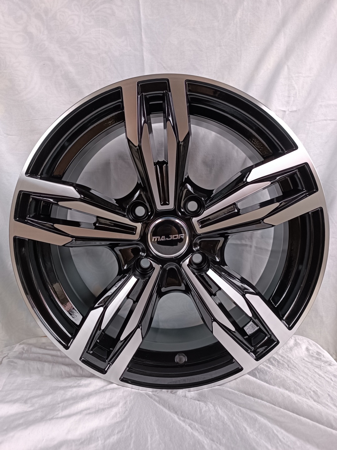 Major 418 6.5x16/4x114.3 D67.1 ET35 черный, серебристый