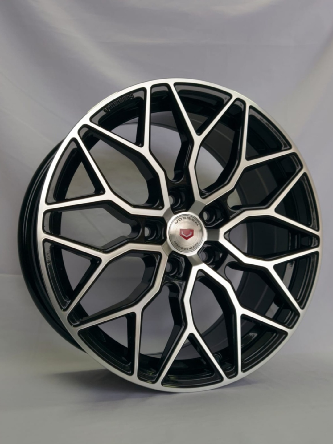 JETOUR Geely009 8x18/5x108 D65.1 ET35 серебристый, черный