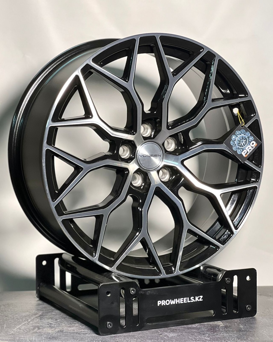 Pro Wheels ProWheels000013 8x18/5x108 D65.1 ET35 4 диска черный, серебристый