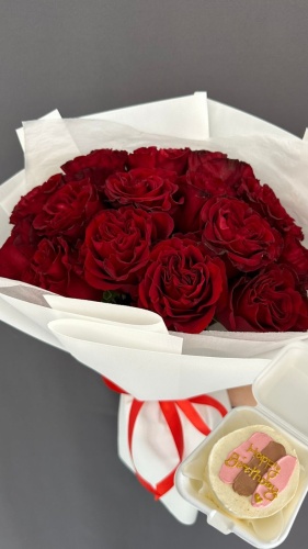 Gulim Flowers моно-букет с бенто-тортом роза 15 шт 60 см