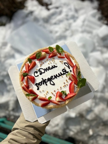 Caramel торт молочная девочка с клубничным оформлением 1250 г