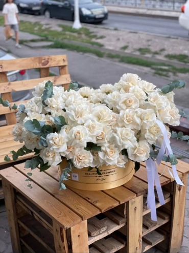 ZakazBuketov композиция в коробке роза, эвкалипт 54 шт 60 см