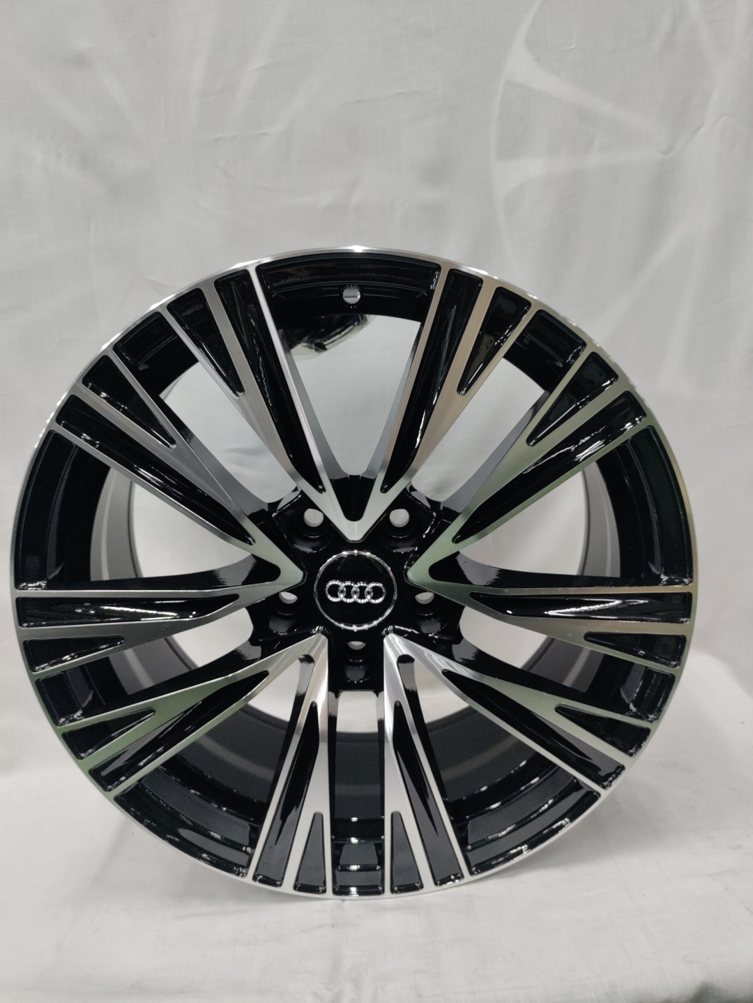 LKN Lkn2062 7.5x17/5x112 D66.6 ET30 серебристый, черный