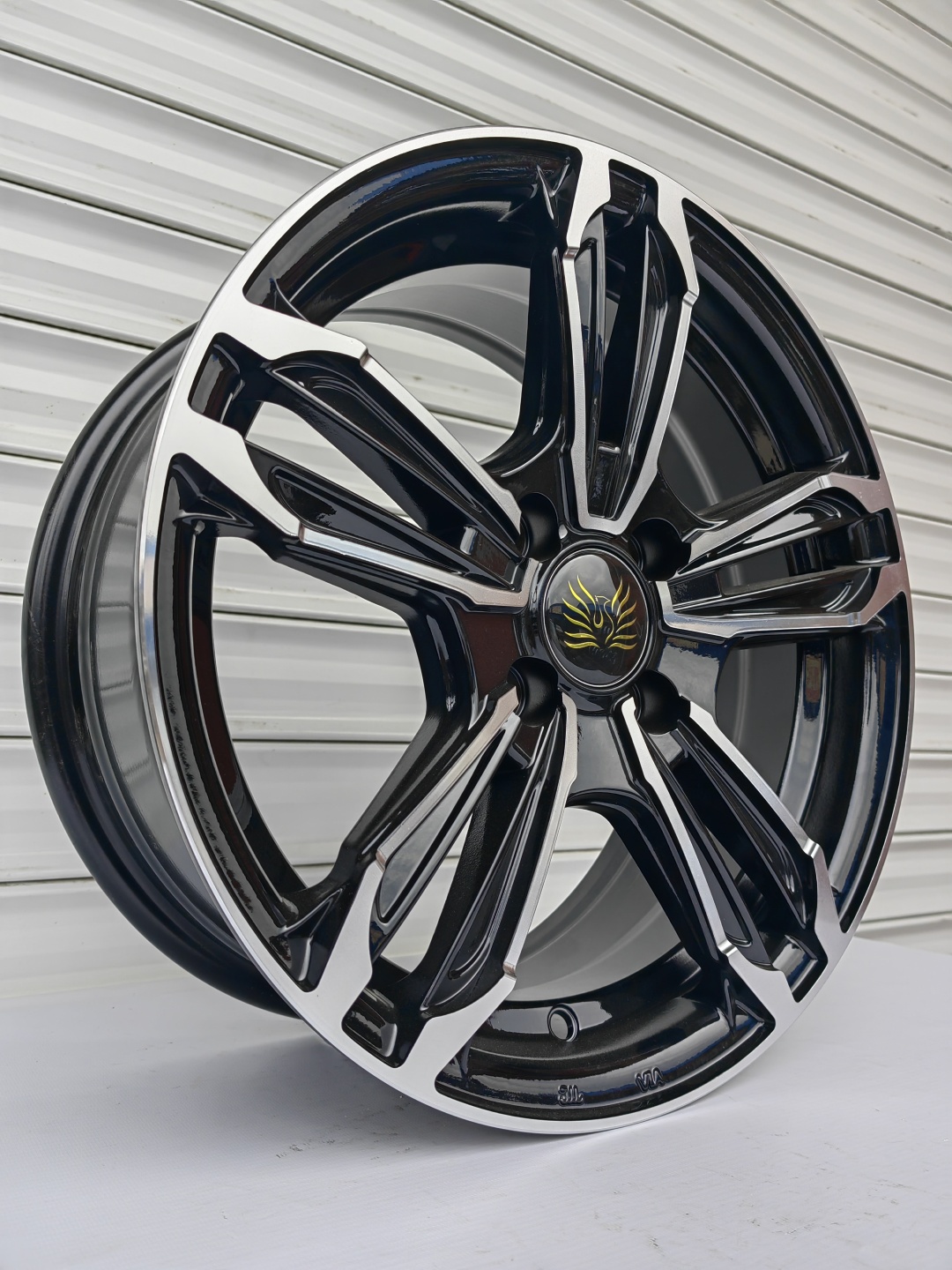 RNO QZ3356 6.5x15/4x100 D67.1 ET35 черный, серебристый