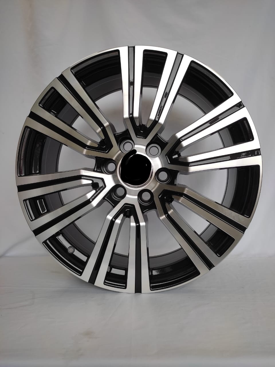 Replica 894 8x20/6x139.7 D95.1 ET60 черный, серебристый
