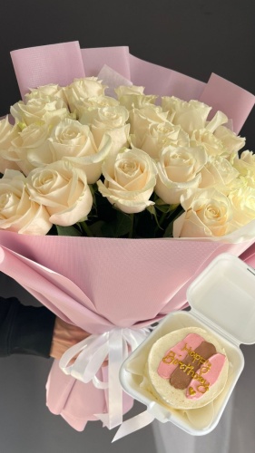 Gulim Flowers моно-букет с бенто-тортом роза 25 шт 60 см