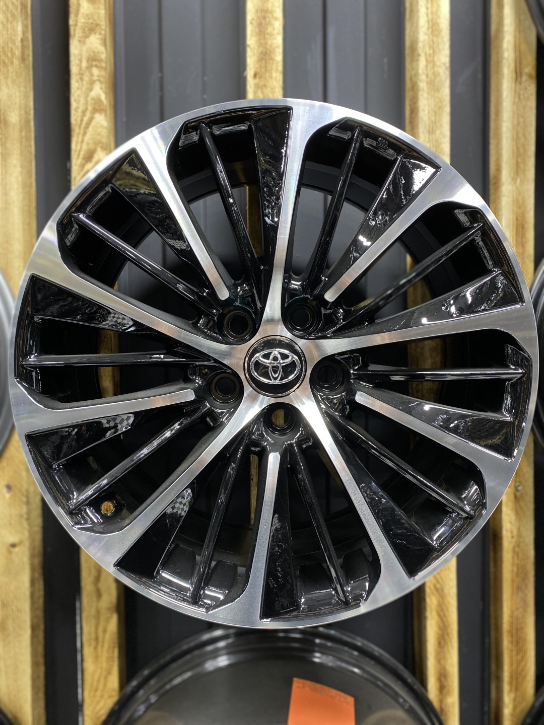 RNO YL5371 7x17/5x114.3 D60.1 ET40 4 диска серебристый, черный