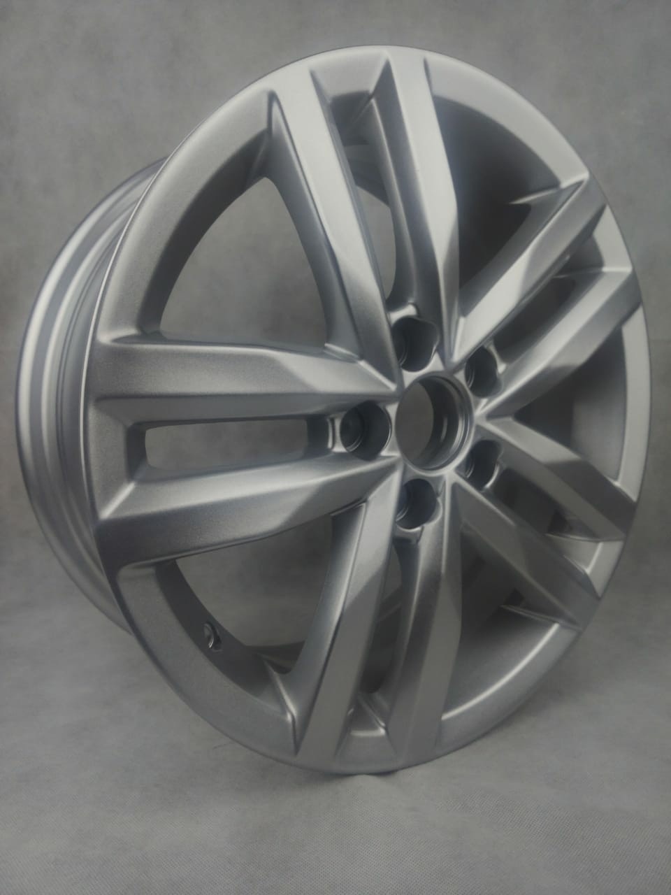 VAG 7089 6x15/5x100 D57.1 ET40 серебристый