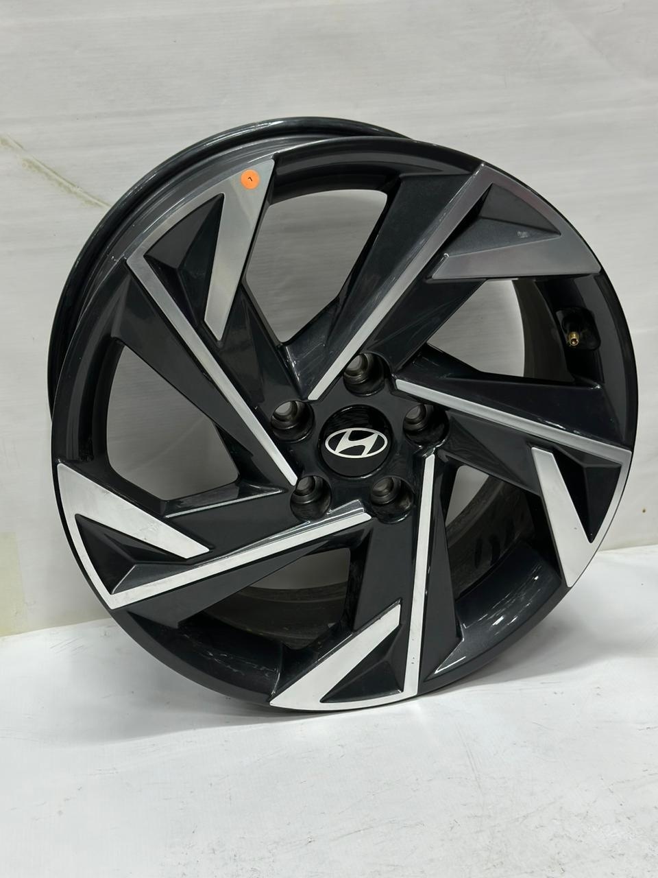 Hyundai 52910A 7x17/5x114.3 D67.1 ET49 серебристый, графит