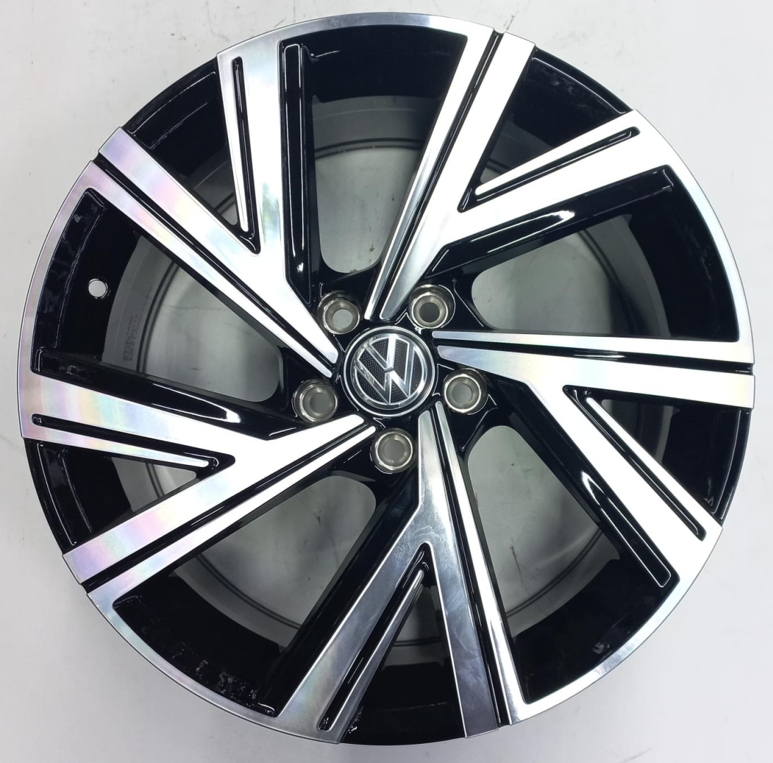 Volkswagen 5805 8x18/5x112 D57.1 ET45 черный, серебристый