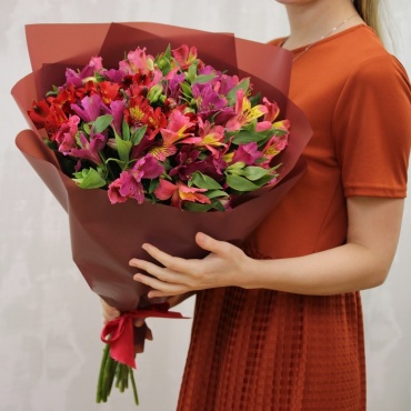 Leto Flowers моно-букет в оформлении альстремерия 17 шт 50 см