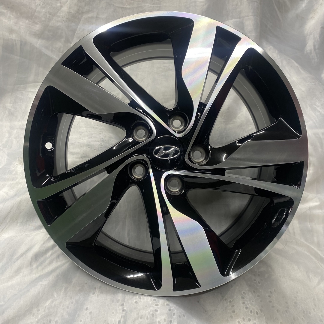 Hyundai YH5078 7x17/5x114.3 D67.1 ET45 4 диска серебристый, черный