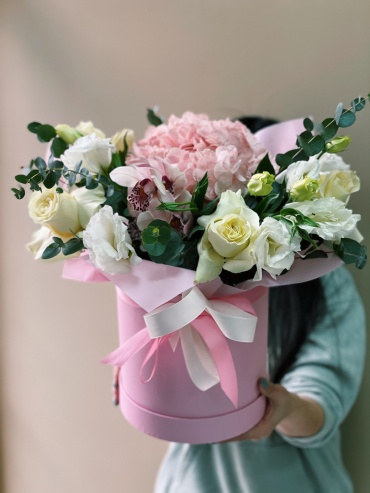 Obuket Flowers композиция в коробке гортензия, роза, лизиантус 7 шт 35 см