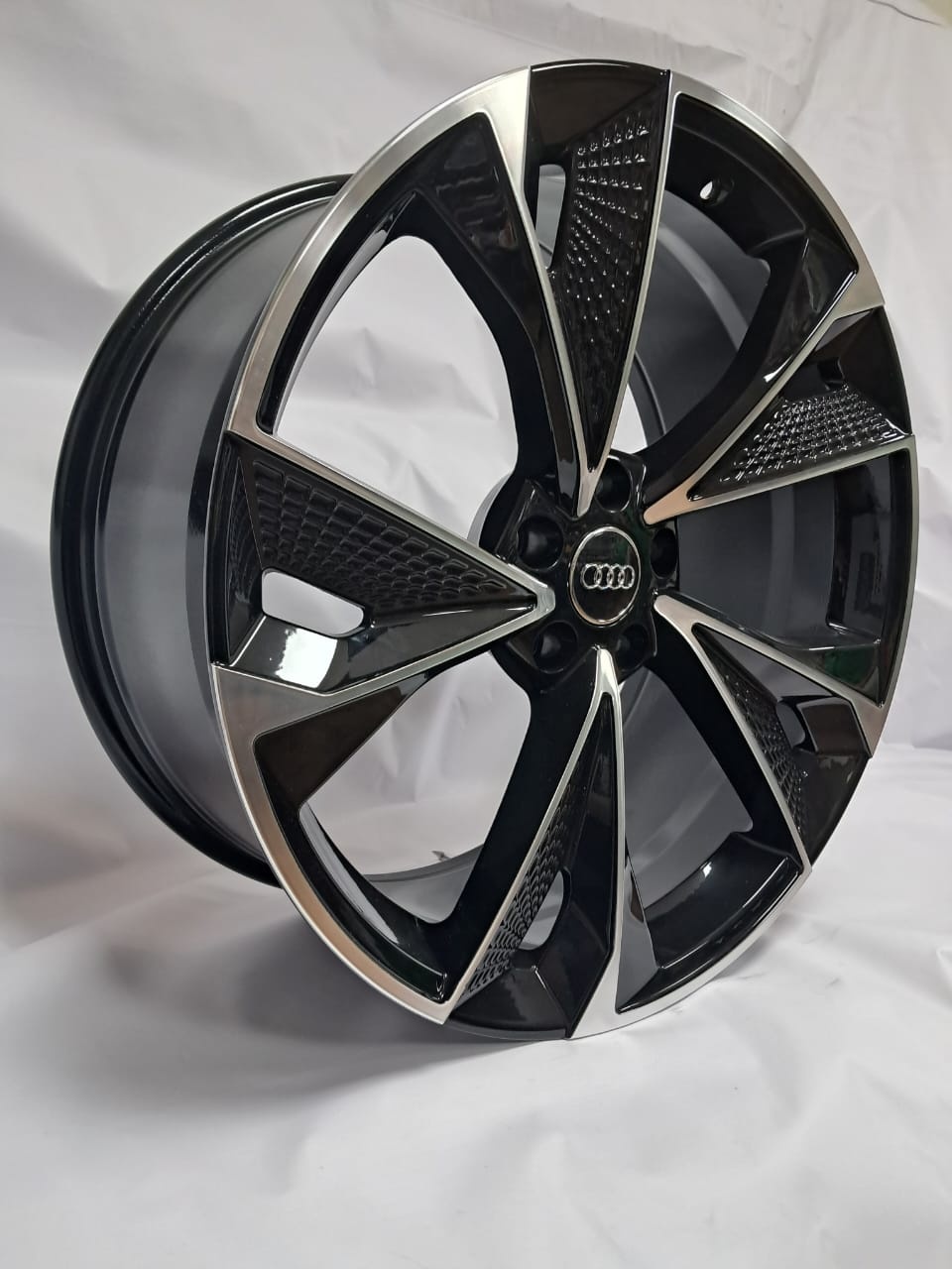Audi 9x20/5x112 D66.6 ET30 4 диска черный, серебристый