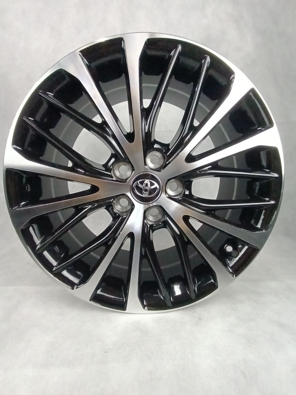 Toyota 18887 8x18/5x114 D60.1 ET40 4 диска черный, серебристый