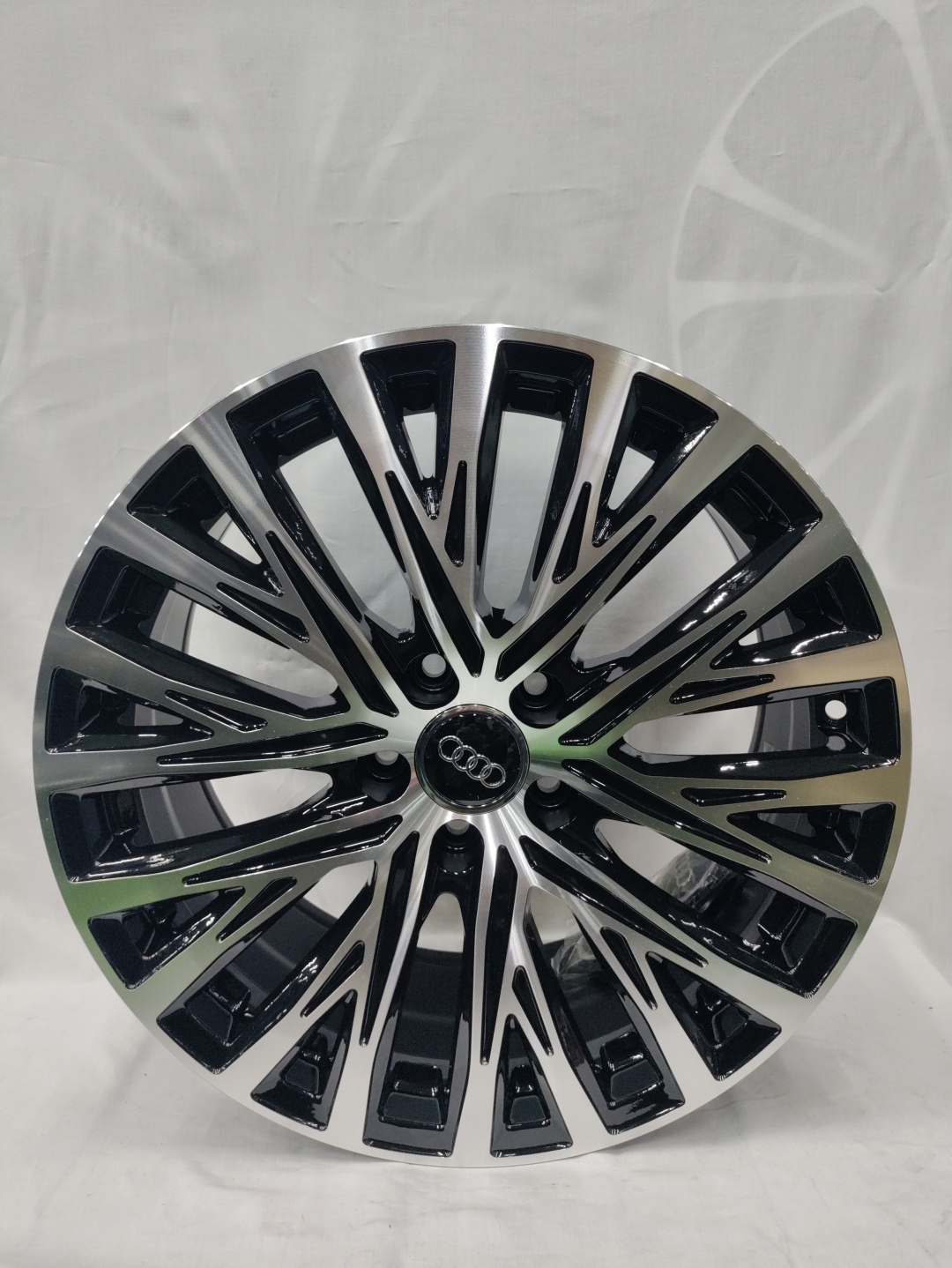 LKN Lkn2053 8x18/5x112 D66.5 ET35 серебристый, черный